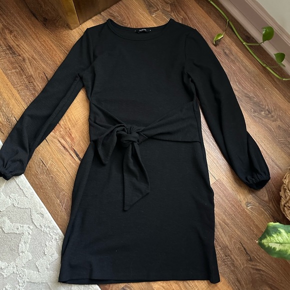 Elegant Black Dress - Picture 1 of 4